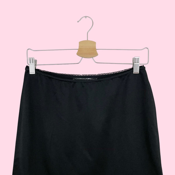 BLACK MIDI SKIRT W/ BOW SLIT (M)