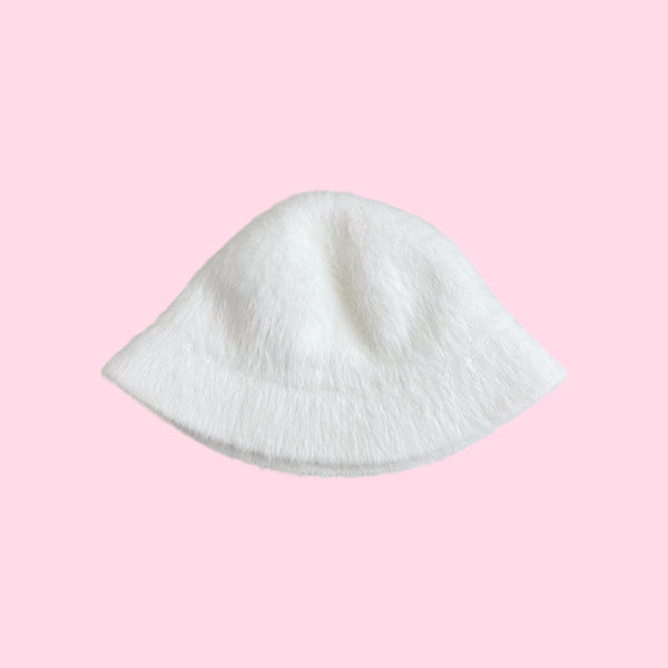WHITE FUZZY BUCKET HAT (O/S)