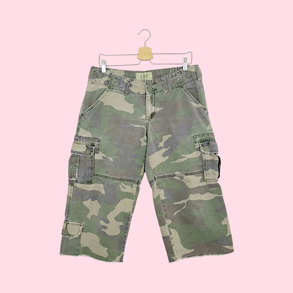 ABERCROMBIE CAMO WIDE LEG CARGO CAPRIS (8)