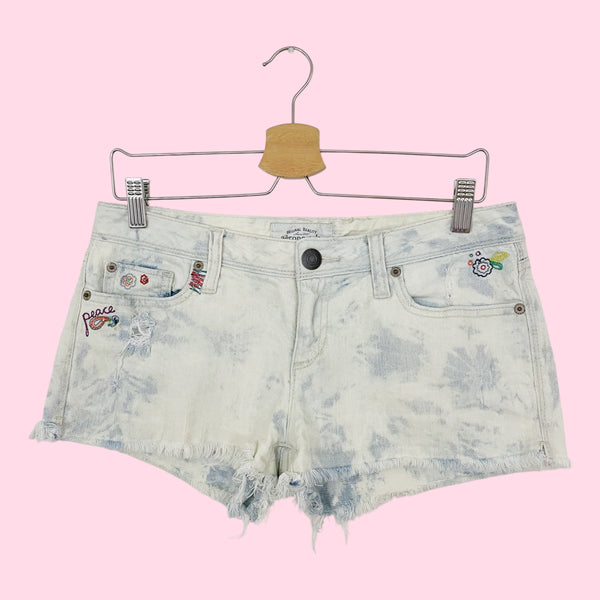 EMBROIDERED ACID WASH LOW RISE SHORTS (7/8)