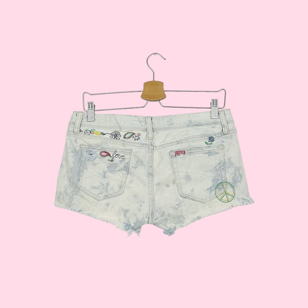 EMBROIDERED ACID WASH LOW RISE SHORTS (7/8)