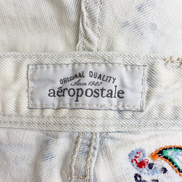 EMBROIDERED ACID WASH LOW RISE SHORTS (7/8)