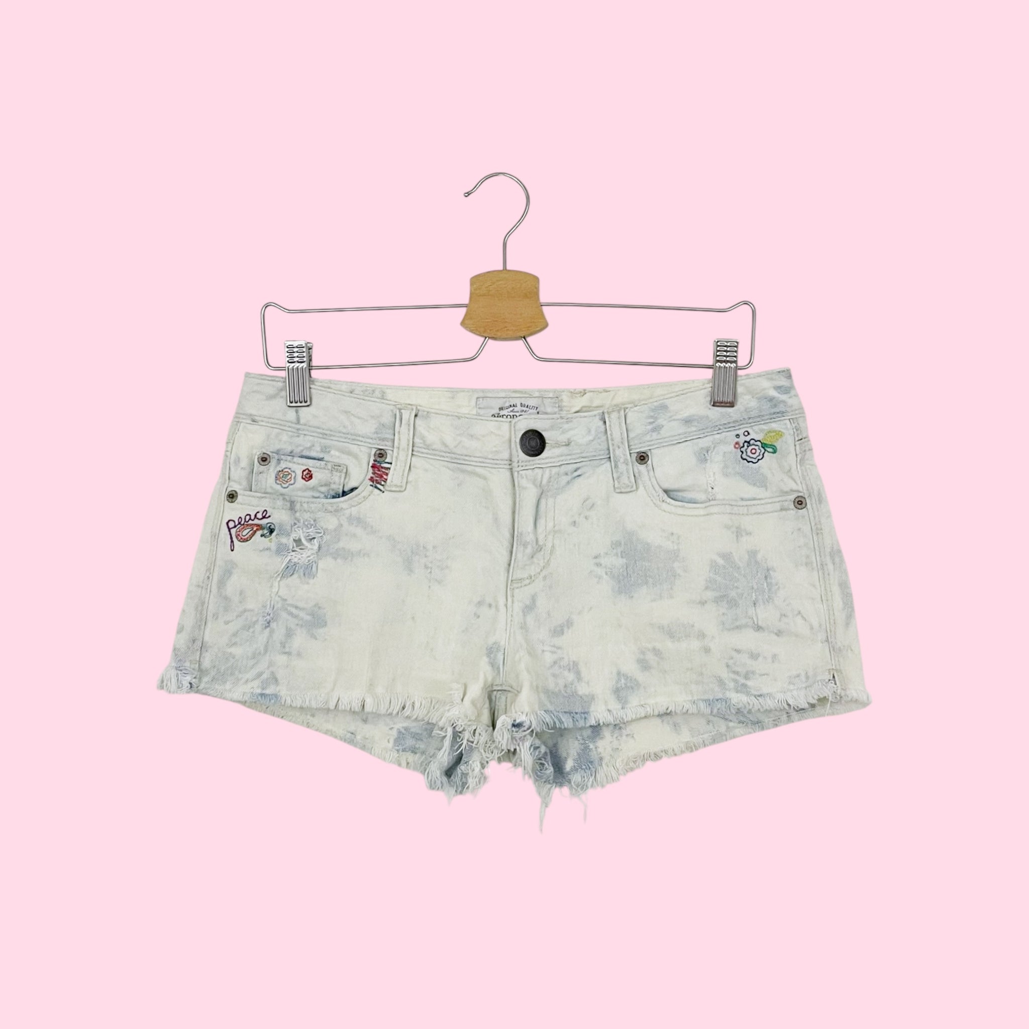 EMBROIDERED ACID WASH LOW RISE SHORTS (7/8)