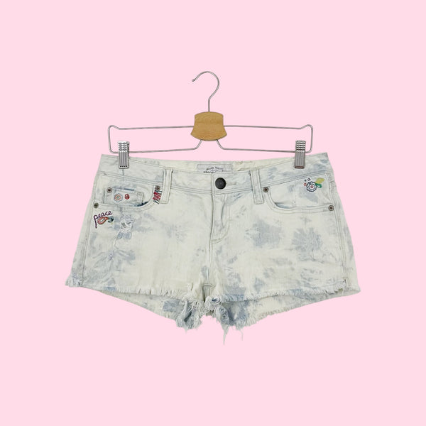 EMBROIDERED ACID WASH LOW RISE SHORTS (7/8)