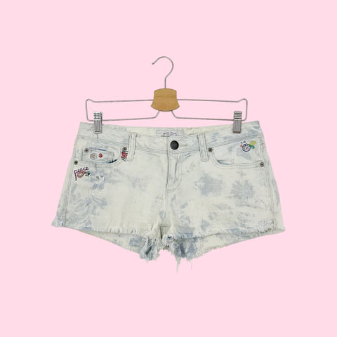 EMBROIDERED ACID WASH LOW RISE SHORTS (7/8)