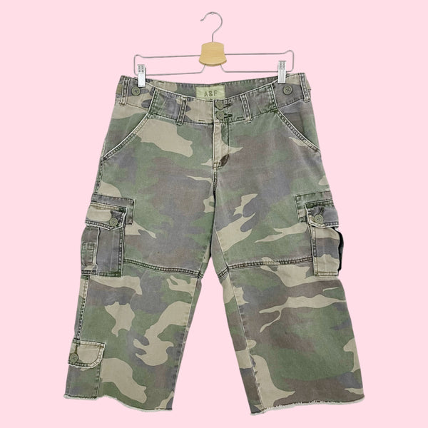 ABERCROMBIE CAMO WIDE LEG CARGO CAPRIS (8)