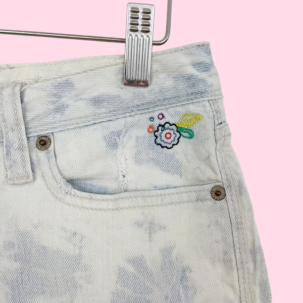 EMBROIDERED ACID WASH LOW RISE SHORTS (7/8)