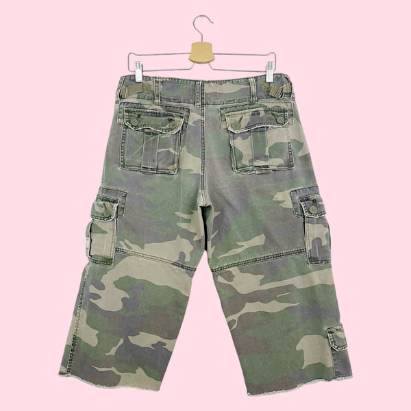 ABERCROMBIE CAMO WIDE LEG CARGO CAPRIS (8)