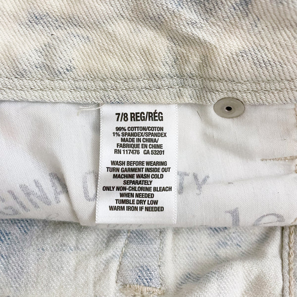 EMBROIDERED ACID WASH LOW RISE SHORTS (7/8)