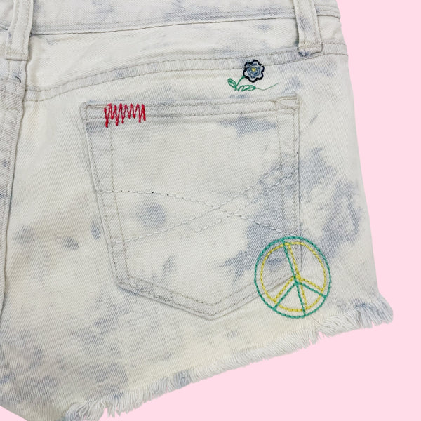 EMBROIDERED ACID WASH LOW RISE SHORTS (7/8)