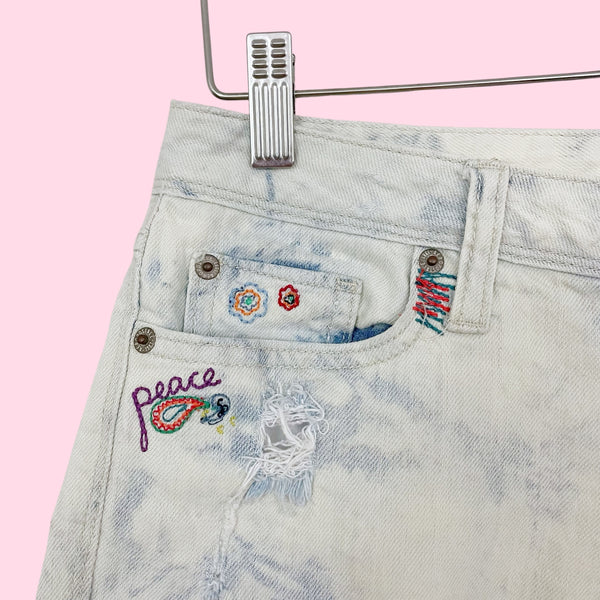 EMBROIDERED ACID WASH LOW RISE SHORTS (7/8)