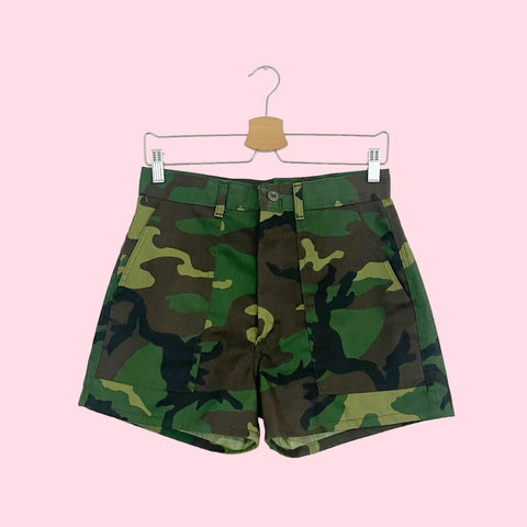 DEE CEE CAMO WORK SHORTS (28/29)