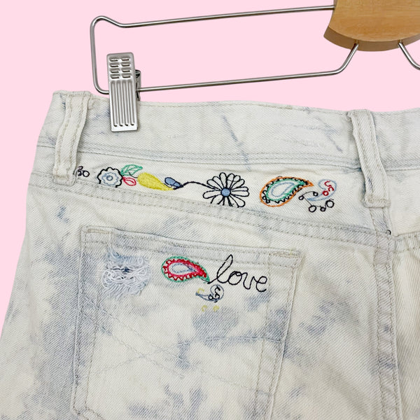 EMBROIDERED ACID WASH LOW RISE SHORTS (7/8)