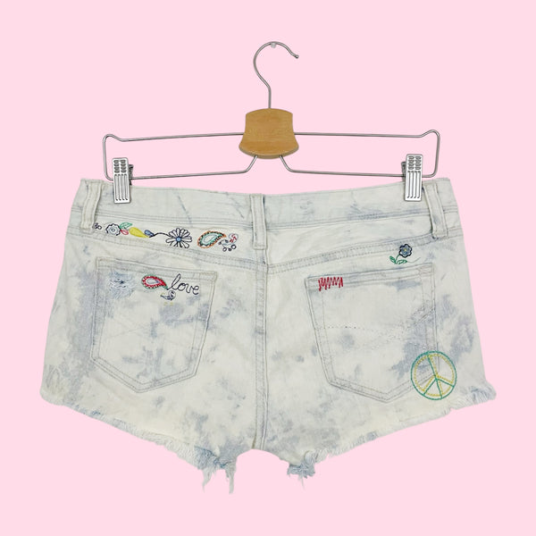 EMBROIDERED ACID WASH LOW RISE SHORTS (7/8)