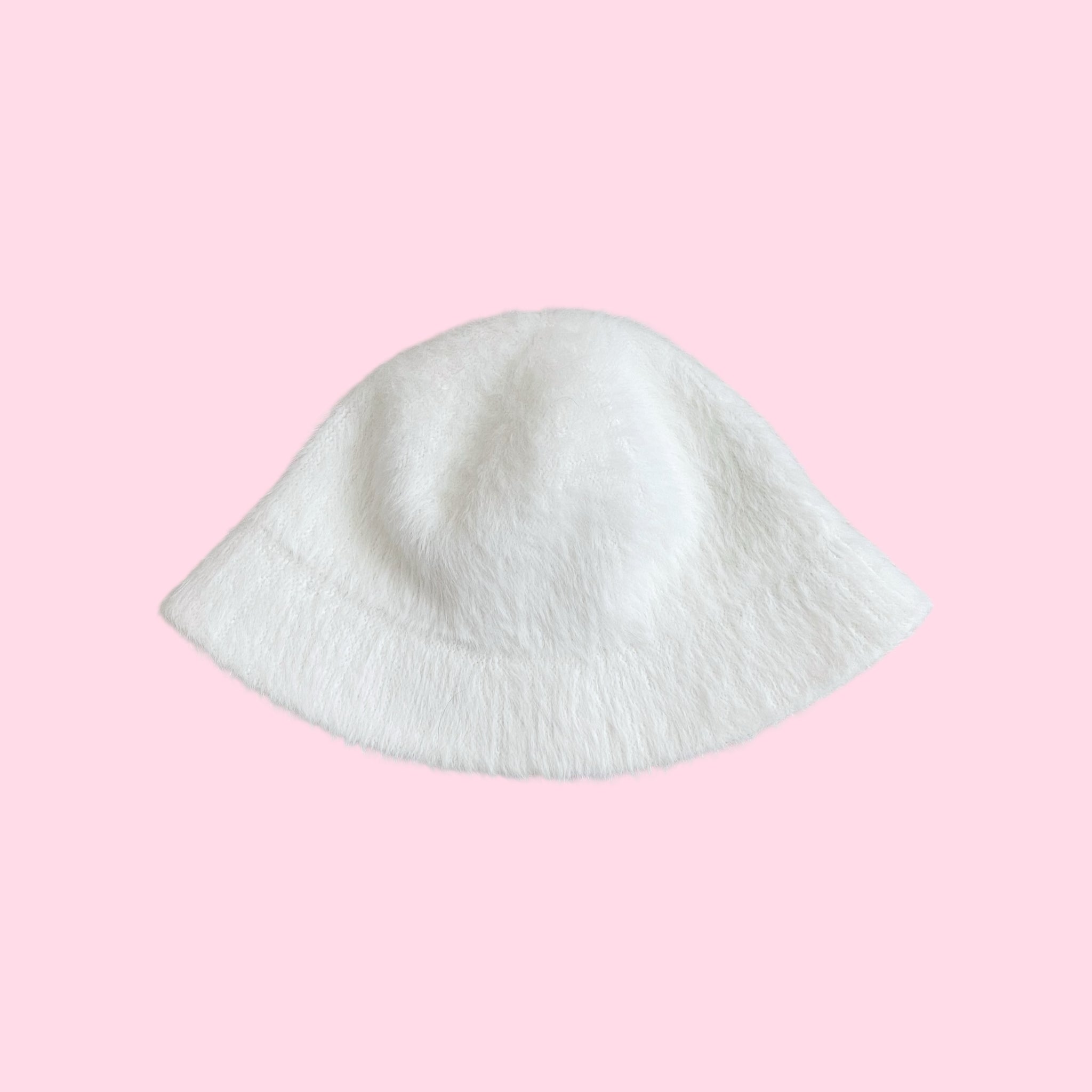 WHITE FUZZY BUCKET HAT (O/S)