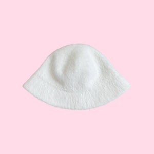 WHITE FUZZY BUCKET HAT (O/S)
