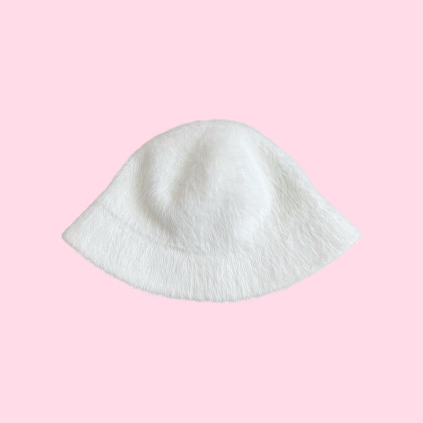 WHITE FUZZY BUCKET HAT (O/S)