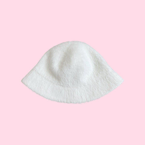 WHITE FUZZY BUCKET HAT (O/S)