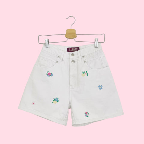 FLORAL EMBROIDERED DENIM SHORTS (26)